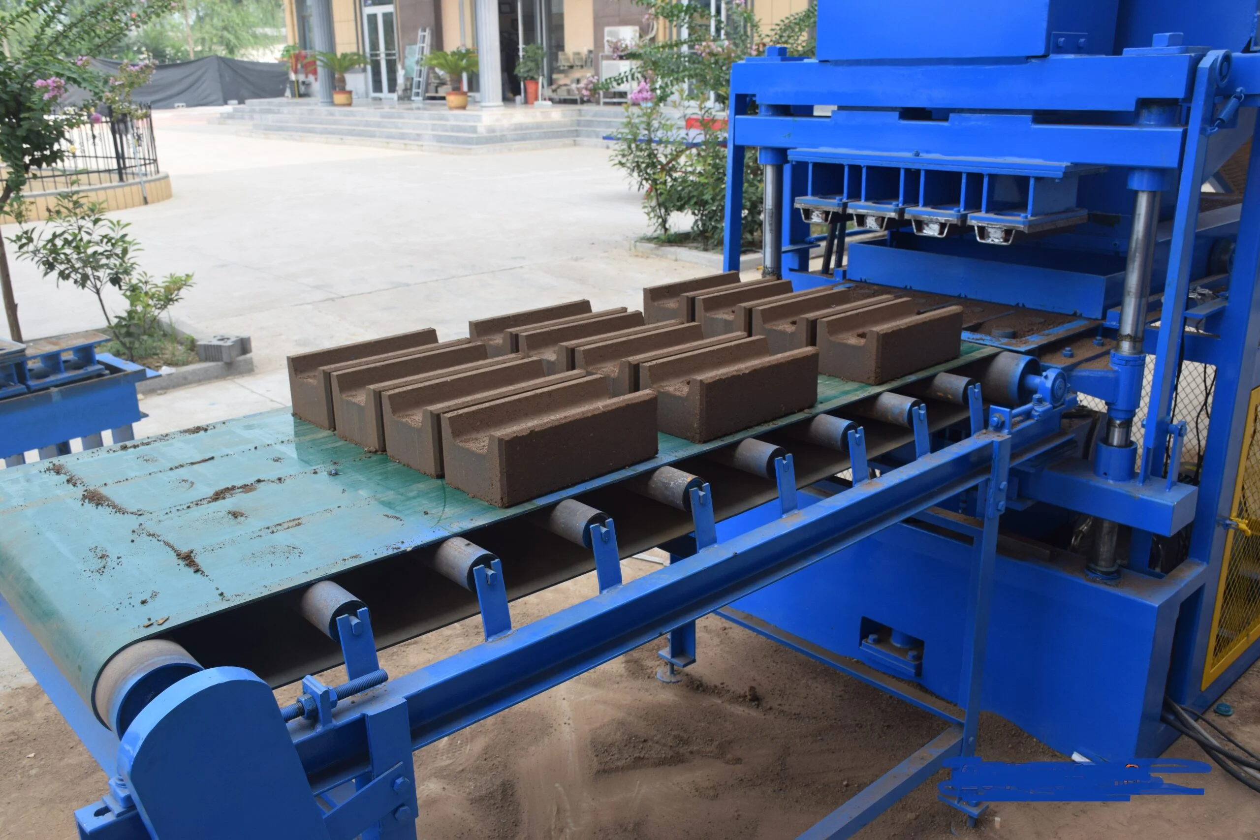 4-10 Fully-automatic Hydraulic Interlocking Block Machine - Image 3