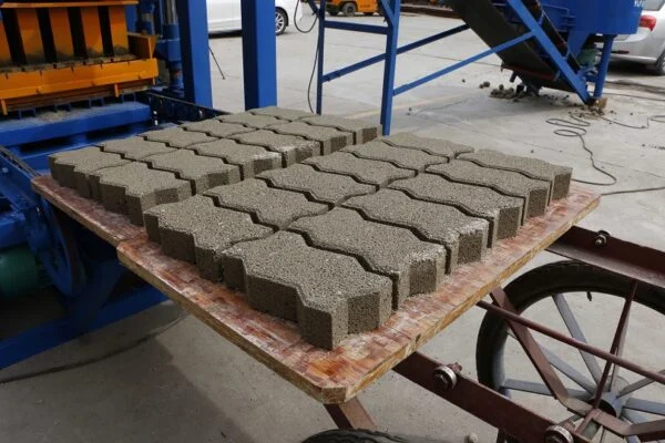 QT4-24/26Hollow Brick Moulding Machine Low Price - Image 4