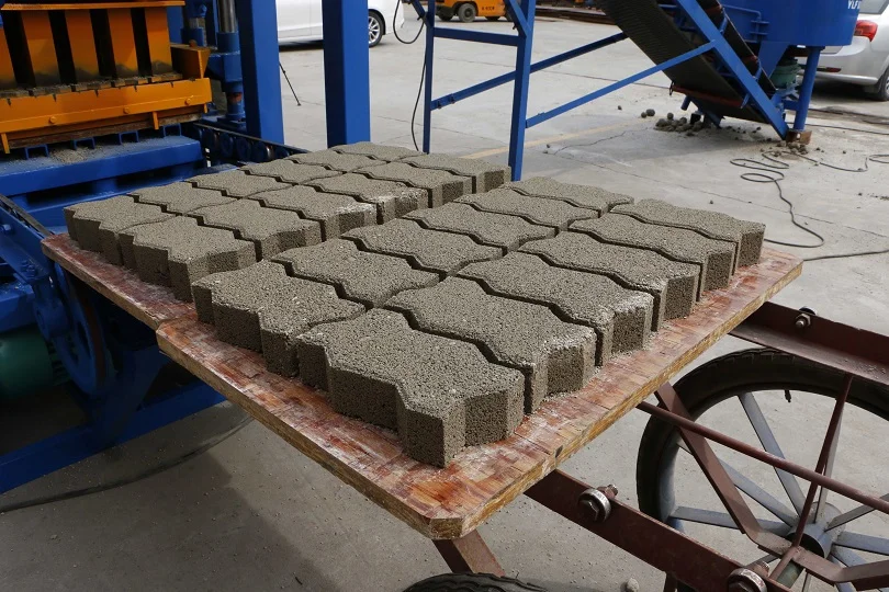 QT4-24/26Hollow Brick Moulding Machine Low Price - Image 4